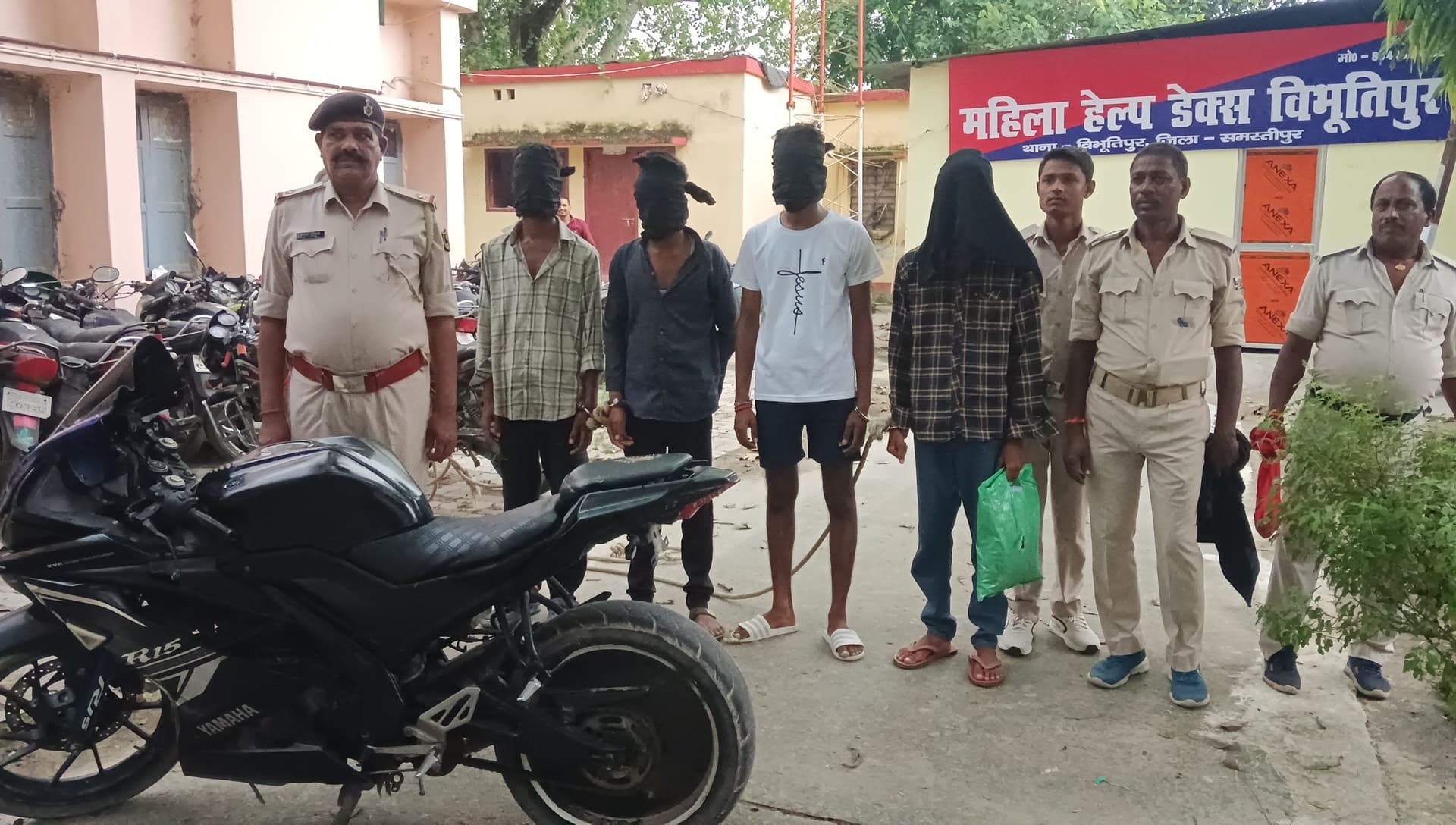 वाहन चेकिंग में चोरी की बाइक बरामद, चार गिरफ्तार