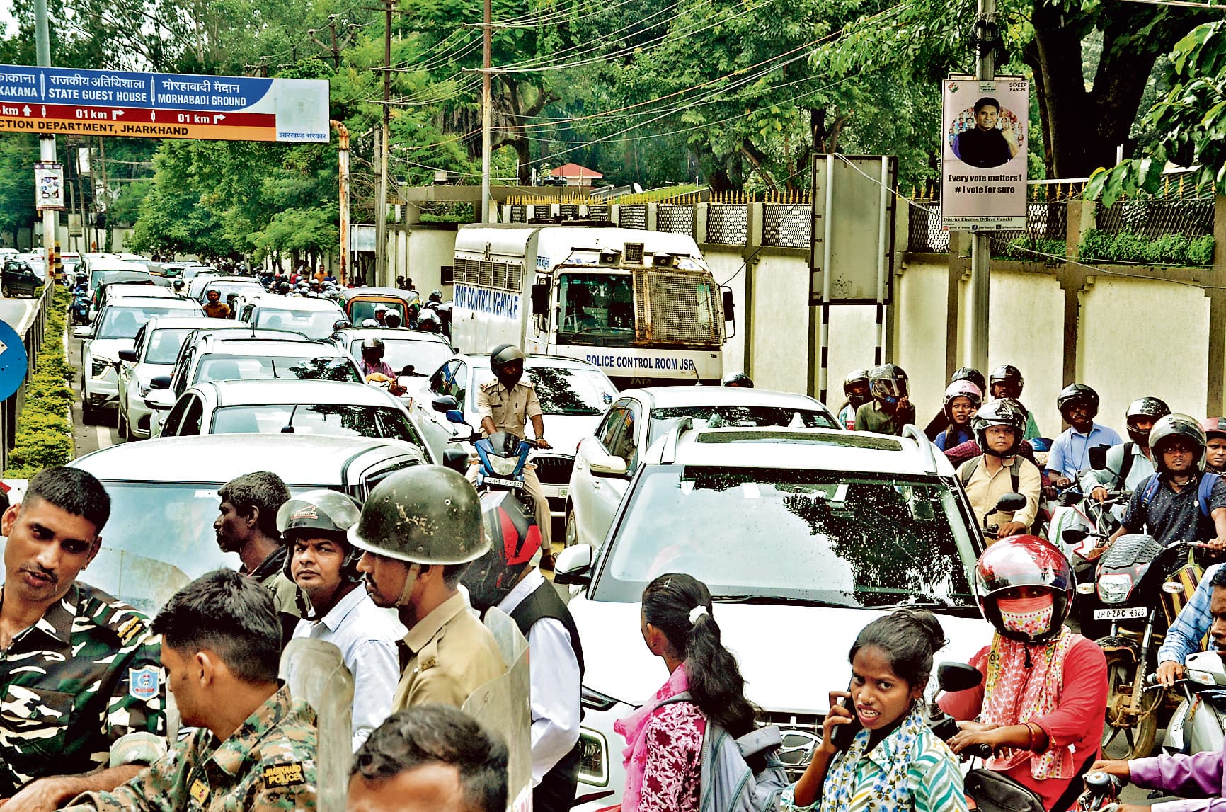 Ranchi news : राजधानी की प्रमुख सड़कें रहीं जाम, चार किलोमीटर की दूरी तय करने में वाहनों को लगा एक घंटा