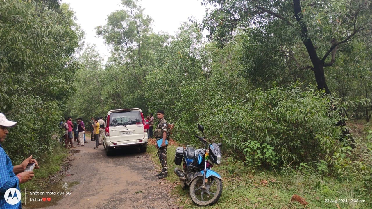 जंगल में पेड़ से लटका मिला विवाहिता का शव, हत्या का आरोप