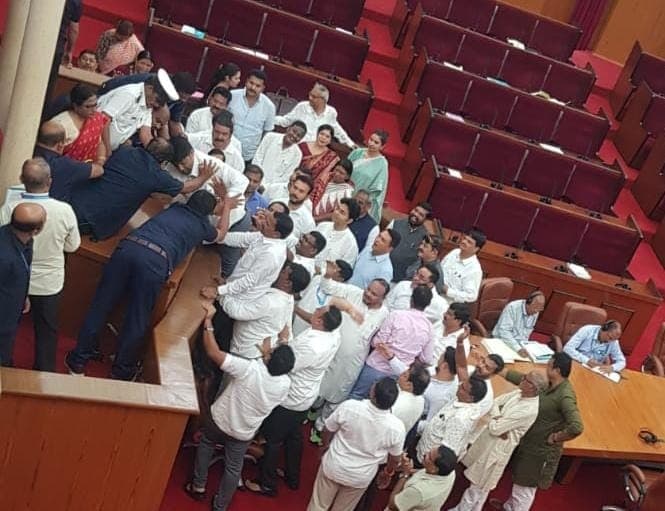 ओडिशा विधानसभा : बीजद विधायकों ने पोडियम पर कब्जा करने की कोशिश की, हंगामे के कारण नहीं चल सका प्रश्न काल