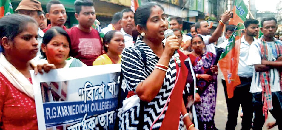 थानों के सामने किया धरना-प्रदर्शन, मांगा इंसाफ