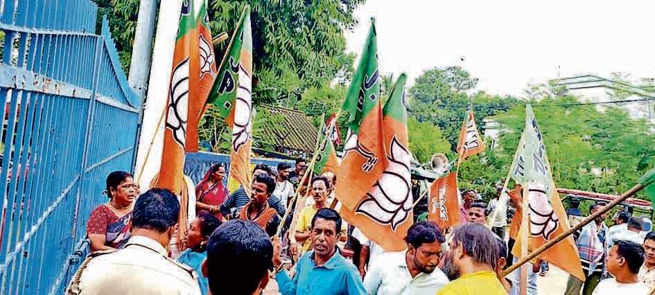 आरजी कर की घटना के खिलाफ भाजपा का कांकसा थाना घेराव