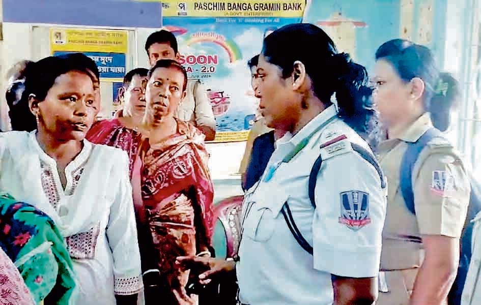 स्वास्थ्य केंद्र में पुलिस ने सुरक्षा का लिया जायजा, दिया आश्वासन