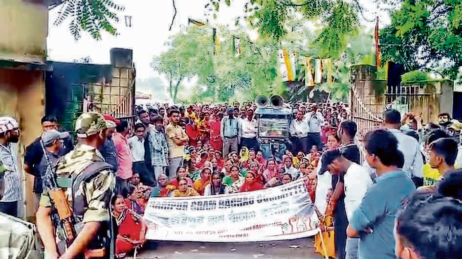 इसीएल के केंदा जीएम ऑफिस को हरिपुर ग्राम बचाओ कमेटी ने घेरा