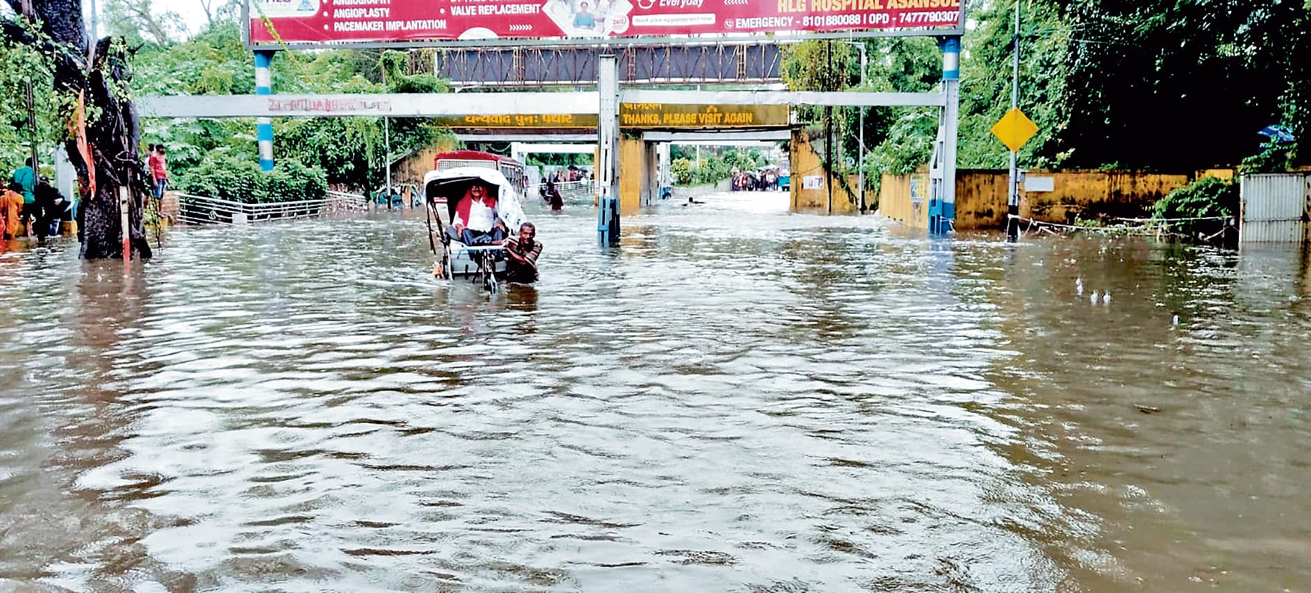 भारी बारिश से स्टेशन के द्वार तक जमा पानी, भारी परेशानी