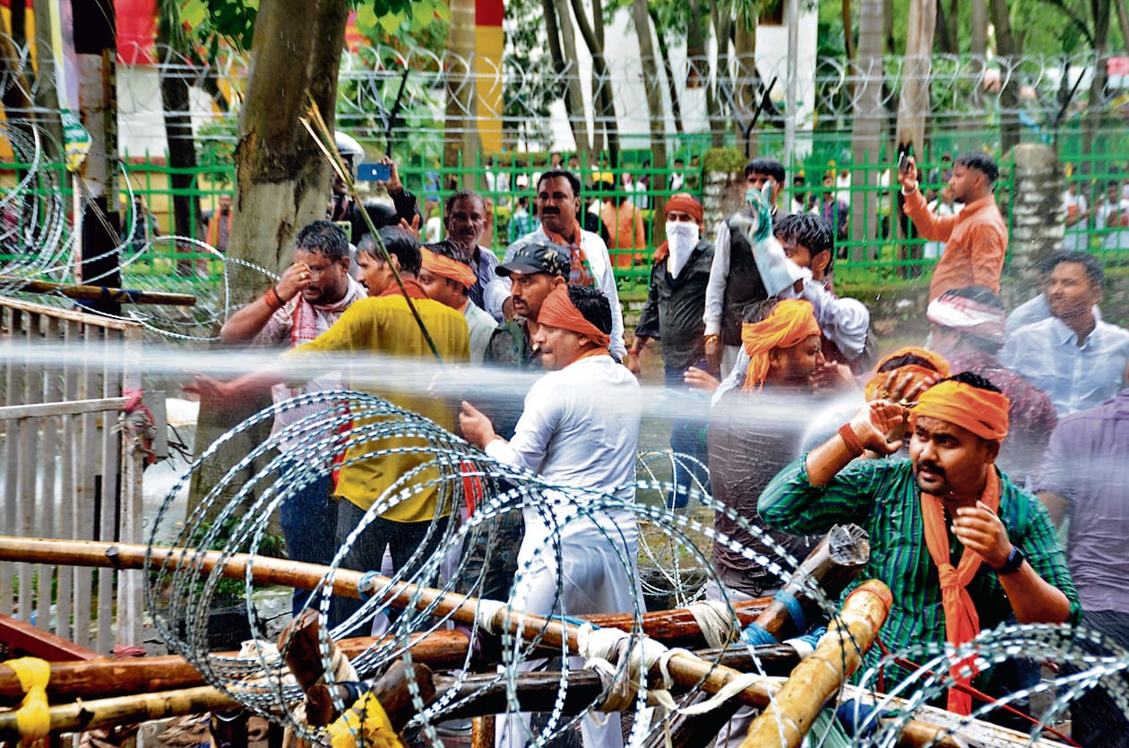 BJP protest news : भाजपा की युवा आक्रोश रैली में बरसे आंसू गैस के गोले, पूर्व सांसद सहित कई घायल