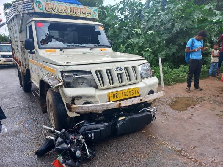 पिकअप बाइक सवार को रौंद आधे किमी तक घसीट कर ले गया, मौत