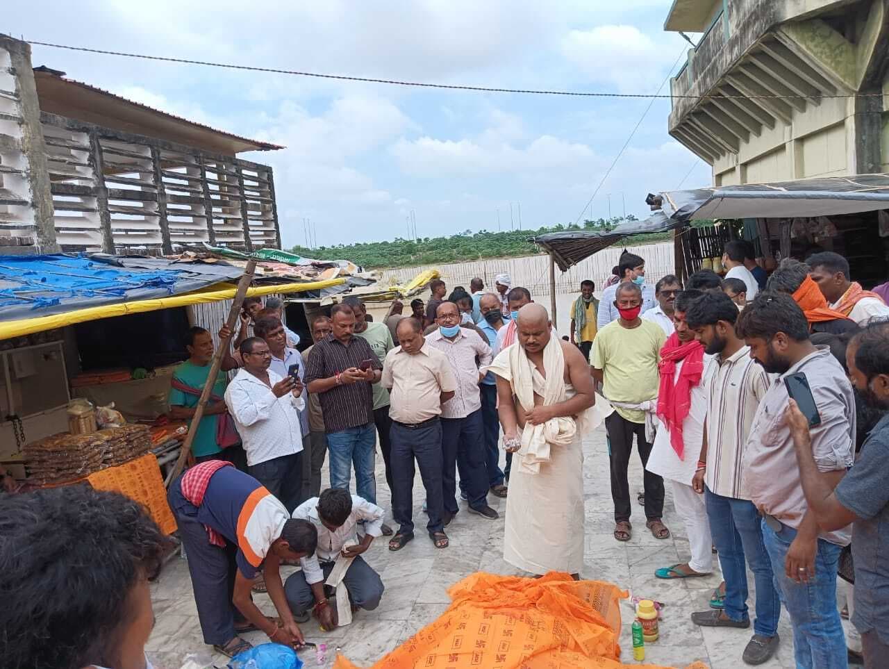 कैप्टन जीत शत्रु का शव घर पर पहुंचते ही मचा  कोहराम, बांस घाट पर किया गया दाह संस्कार