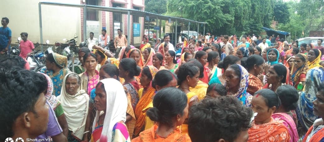 राशन के लिए महिलाओं ने किया चास प्रखंड कार्यालय का घेराव