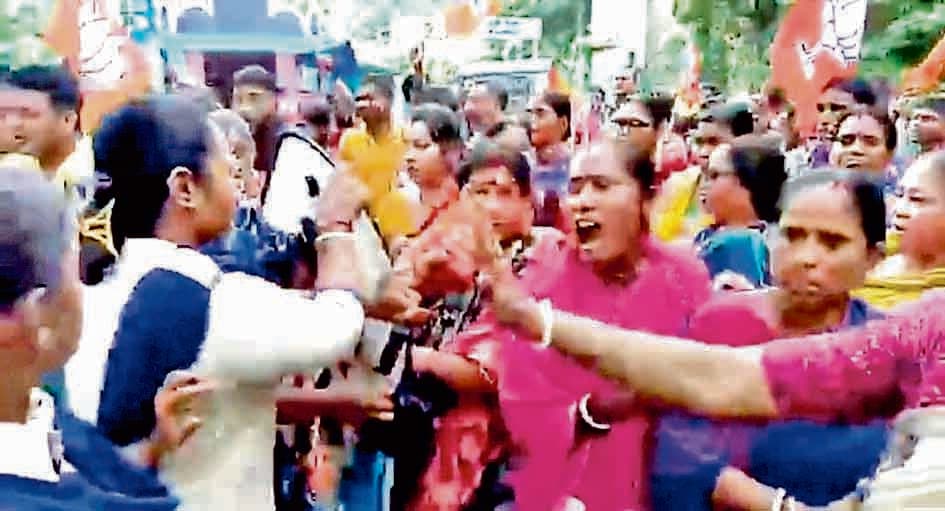 बैरिकेड तोड़ कर नंदीग्राम थाने में घुसे भाजपा कार्यकर्ता