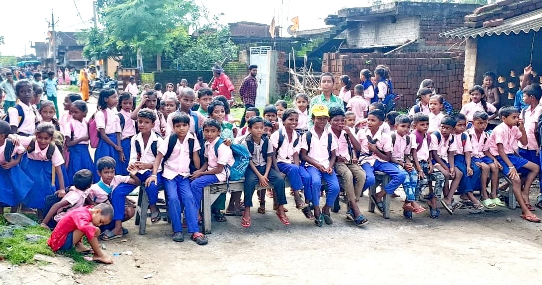 स्कूल के रास्ते पर अतिक्रमण के विरोध में छह बच्चे घायल