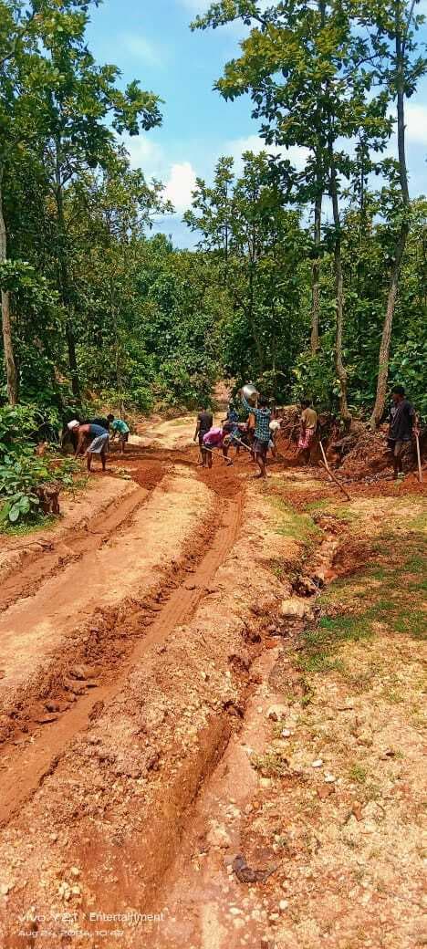 हर्दिया के आदिवासियों ने श्रमदान कर की सड़क मरम्मत