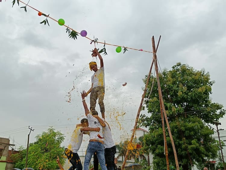 मटका फोड़ प्रतियोगिता में गोविंद टीम विजेता