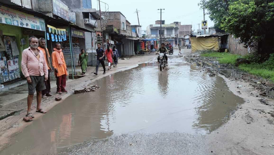 जलजमाव में गिरकर स्कूली बच्चों के कपड़े हो रहे गंदे