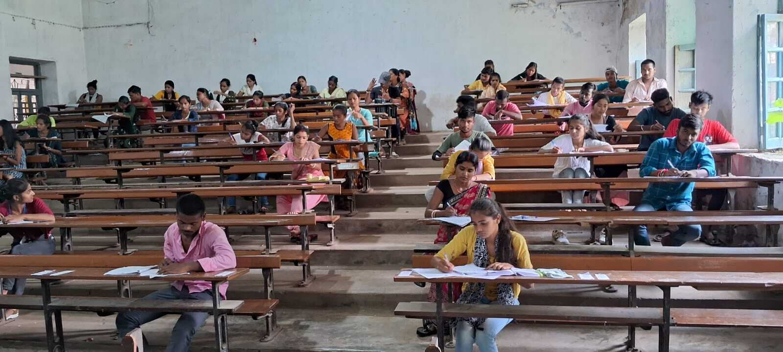 स्नातक सेमेस्टर-2 परीक्षा के छठे दिन कदाचार के आरोप में दो निष्कासित