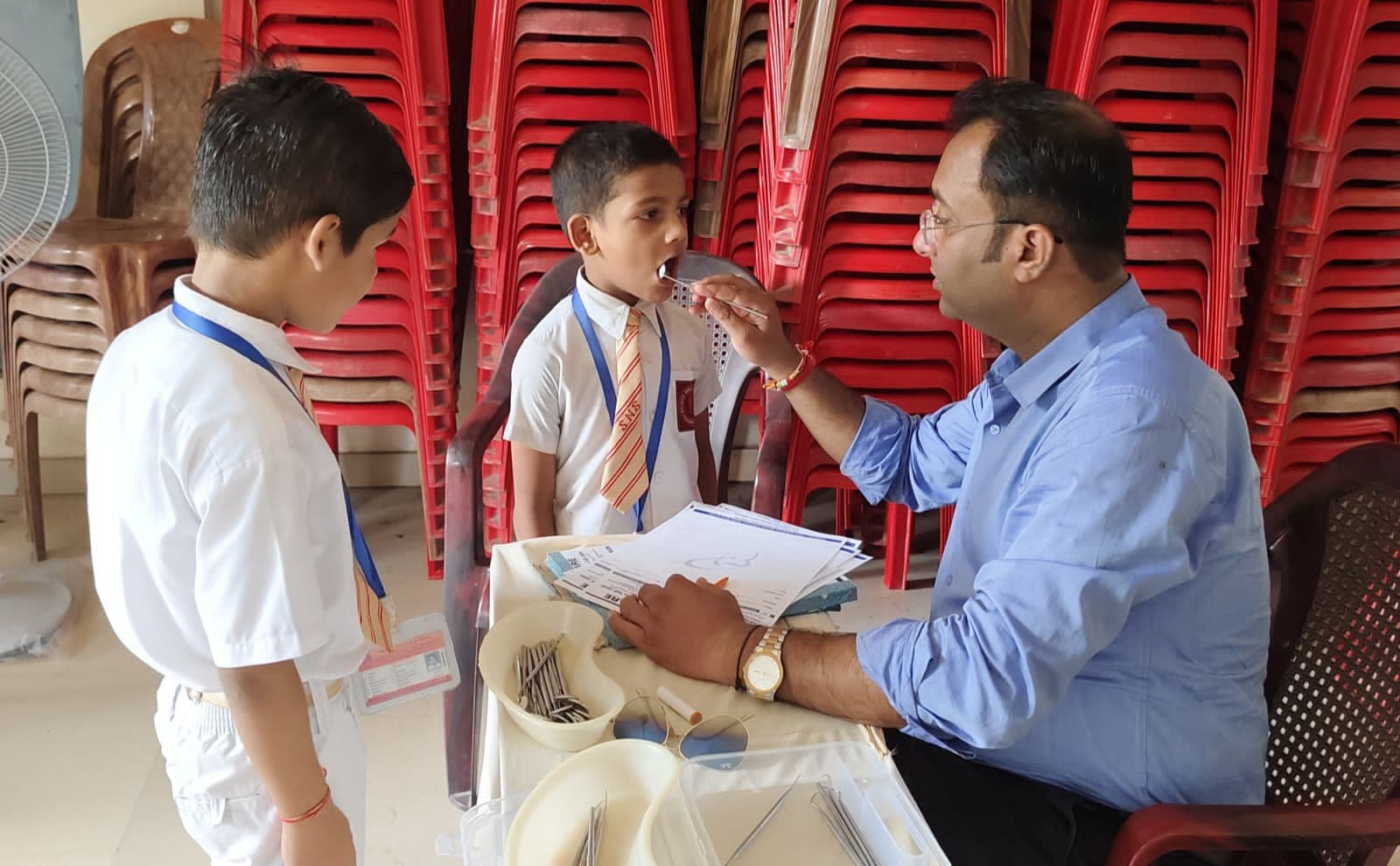 शिशु निकेतन स्कूल में फ्री डेंटल चेकअप कैंप का आयोजन