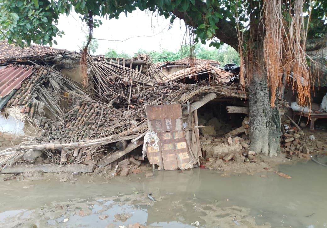 उसेवा गांव में बारिश से मजदूर का मकान ध्वस्त