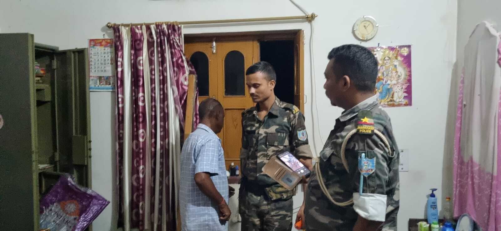 बिलासी टाउन में घर से रुपये व पांच लाख के जेवरात चोरी