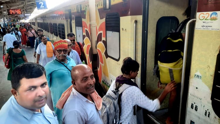 ज्योतिर्लिंग व शिरडी साईं का दर्शन कराने श्रद्धालुओं को लेकर रवाना हुई भारत गौरव ट्रेन