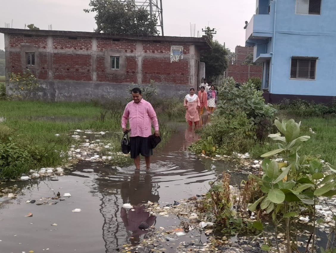 जलजमाव से बढ़ी परेशानी, घर से निकलना मुश्किल