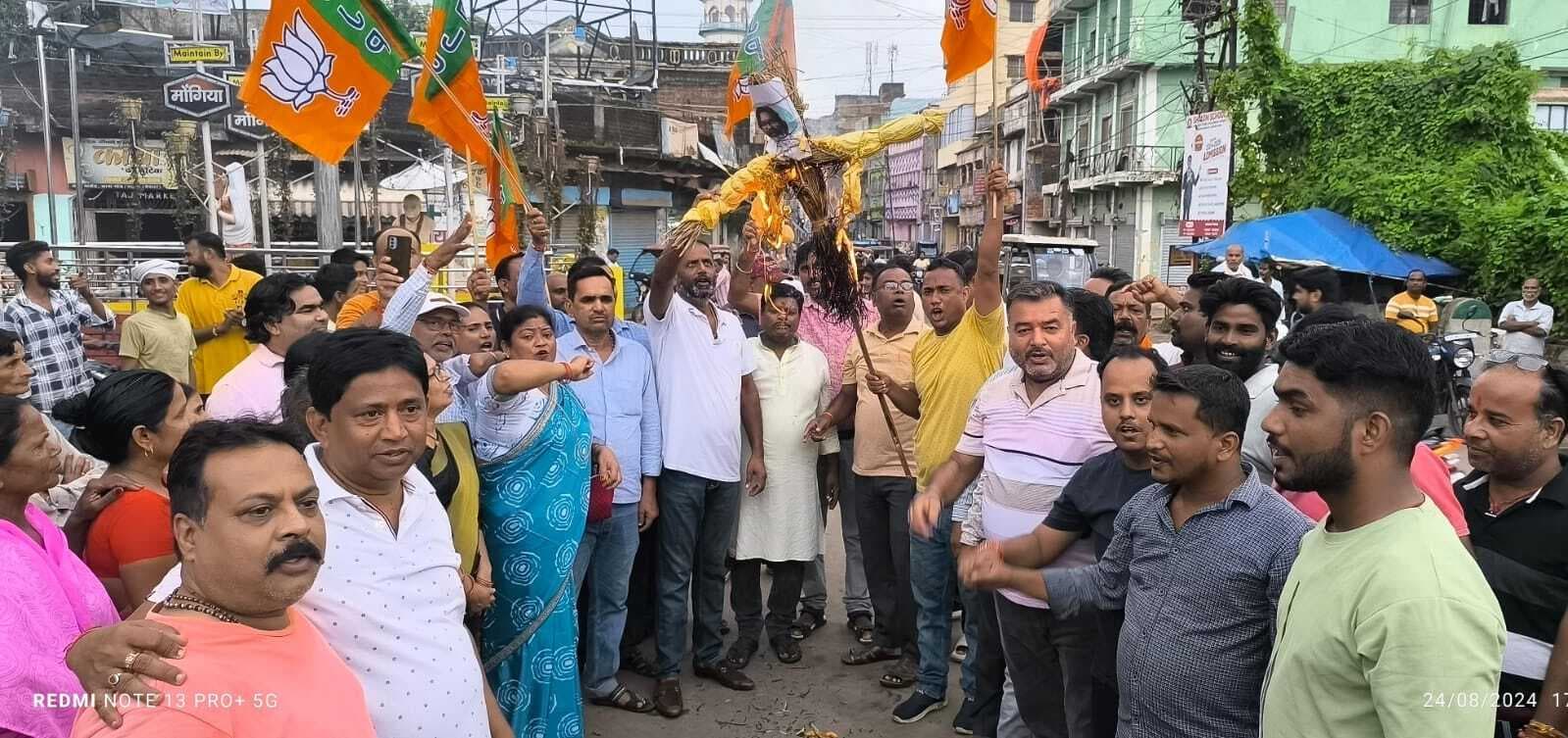 रांची में लाठीचार्ज के विरोध में मुख्यमंत्री का पुतला फूंका, नौजवानों को ठगने का लगाया आरोप