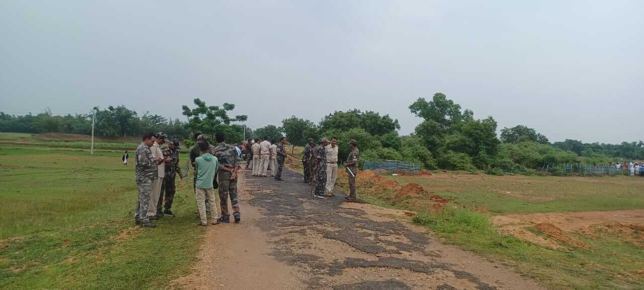 पुरातन पतित जमीन में शव दफनाने को लेकर दो पक्ष हुए आमने-सामने