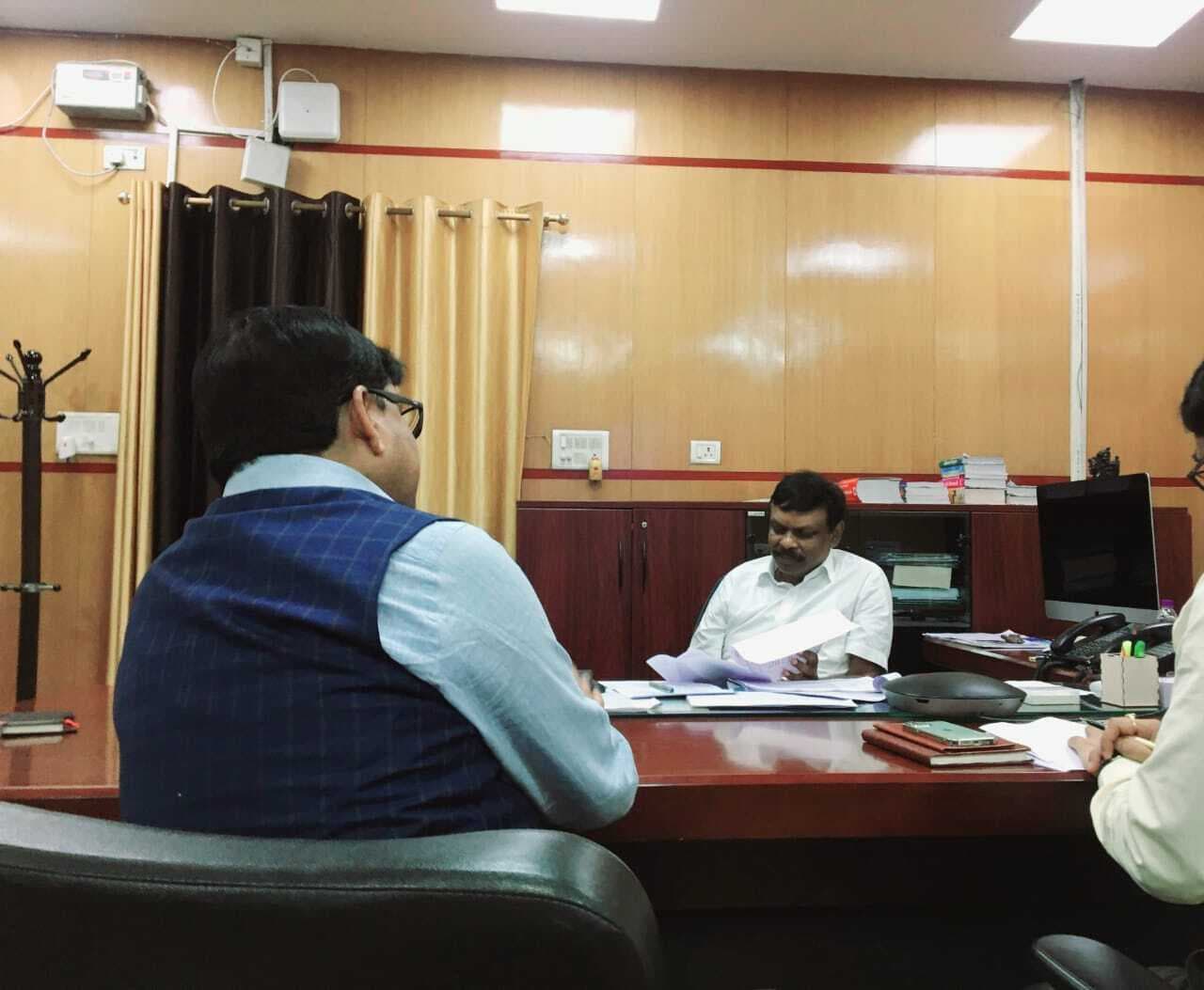 एएमयू की समस्या को ले शिक्षा विभाग के अपर मुख्य सचिव से मिले मुजाहिद