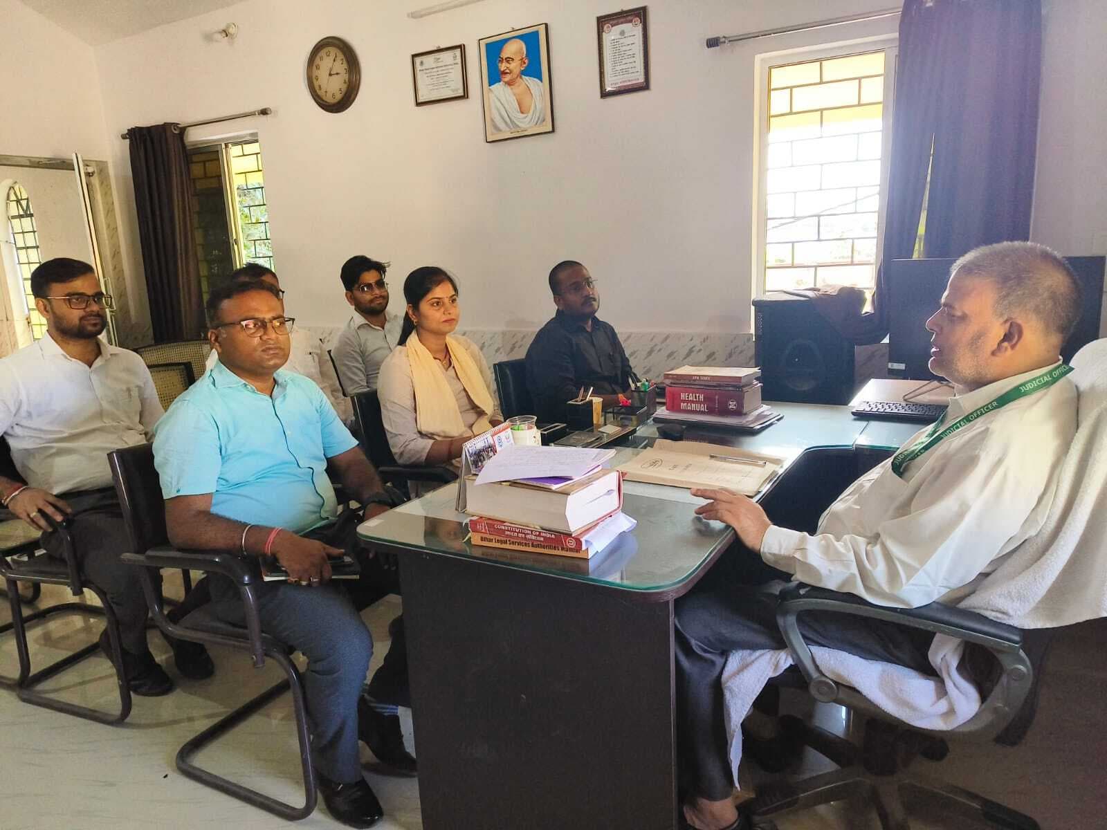 चलंत लोक अदालत की तैयारी को ले अधिकारियों के साथ बैठक