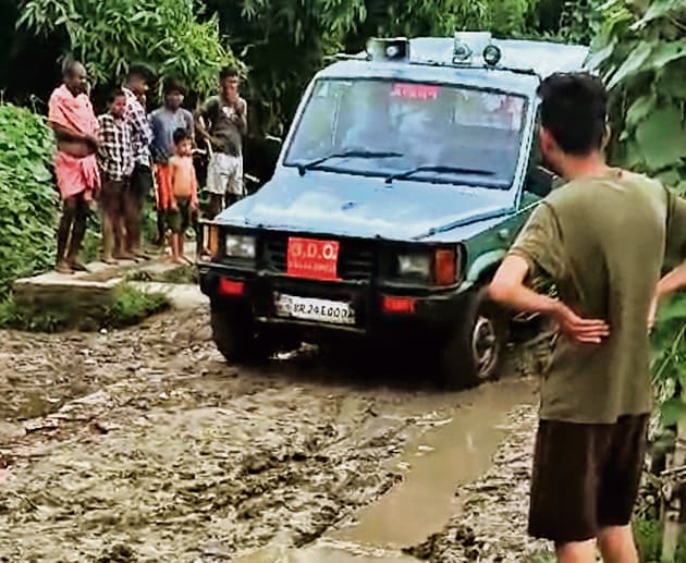…और बीडीओ की गाड़ी कचरे में ही फंस गयी