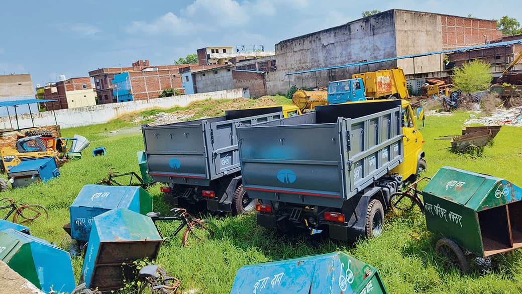 लाखों रुपये में खरीदे गये दो बड़े वाहन कबाड़खाने में पड़े बेकार