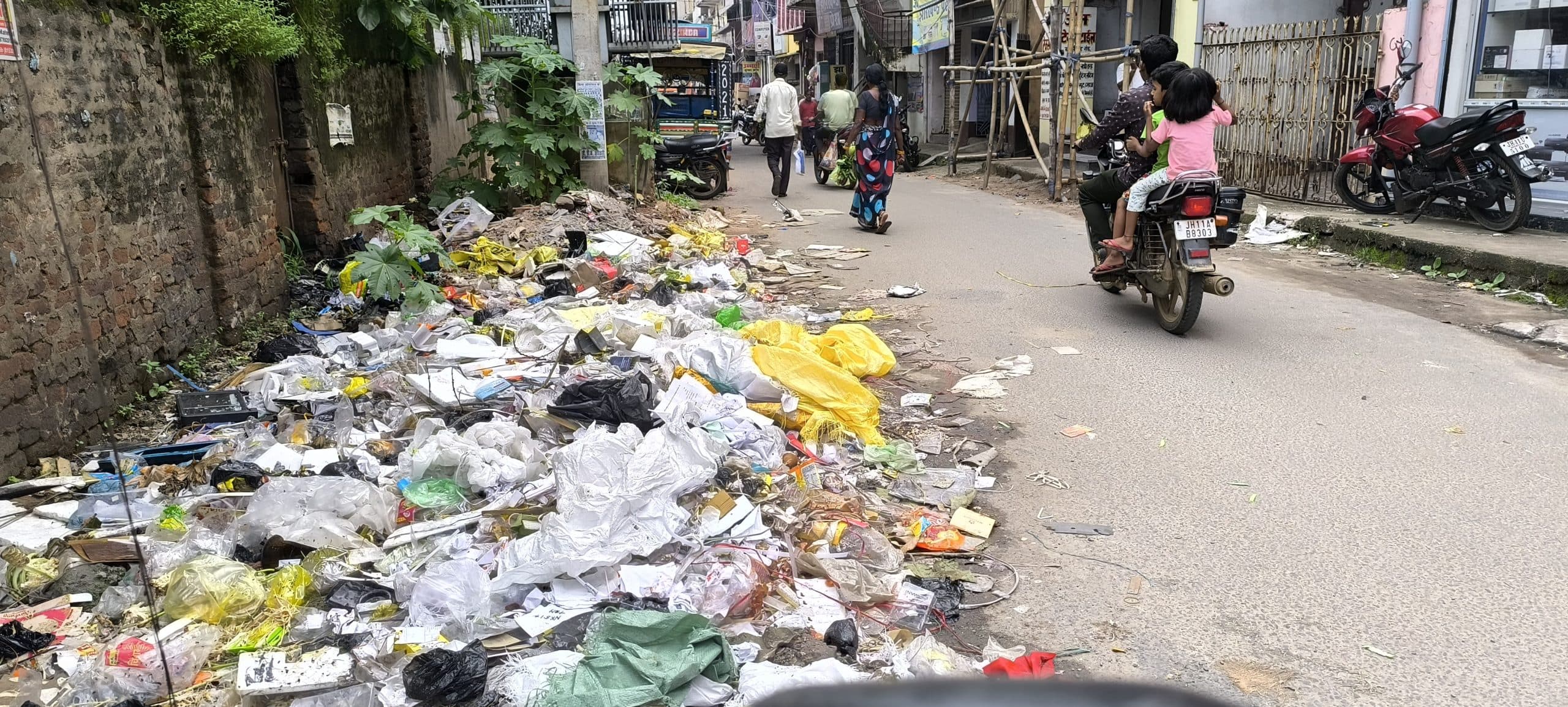 हड़ताल पर निगम कर्मी, शहर में लगने लगा कचरे का ढेर