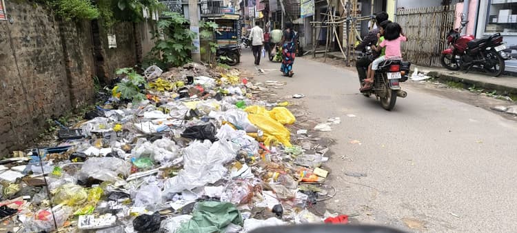 हड़ताल पर निगम कर्मी, शहर में लगने लगा कचरे का ढेर