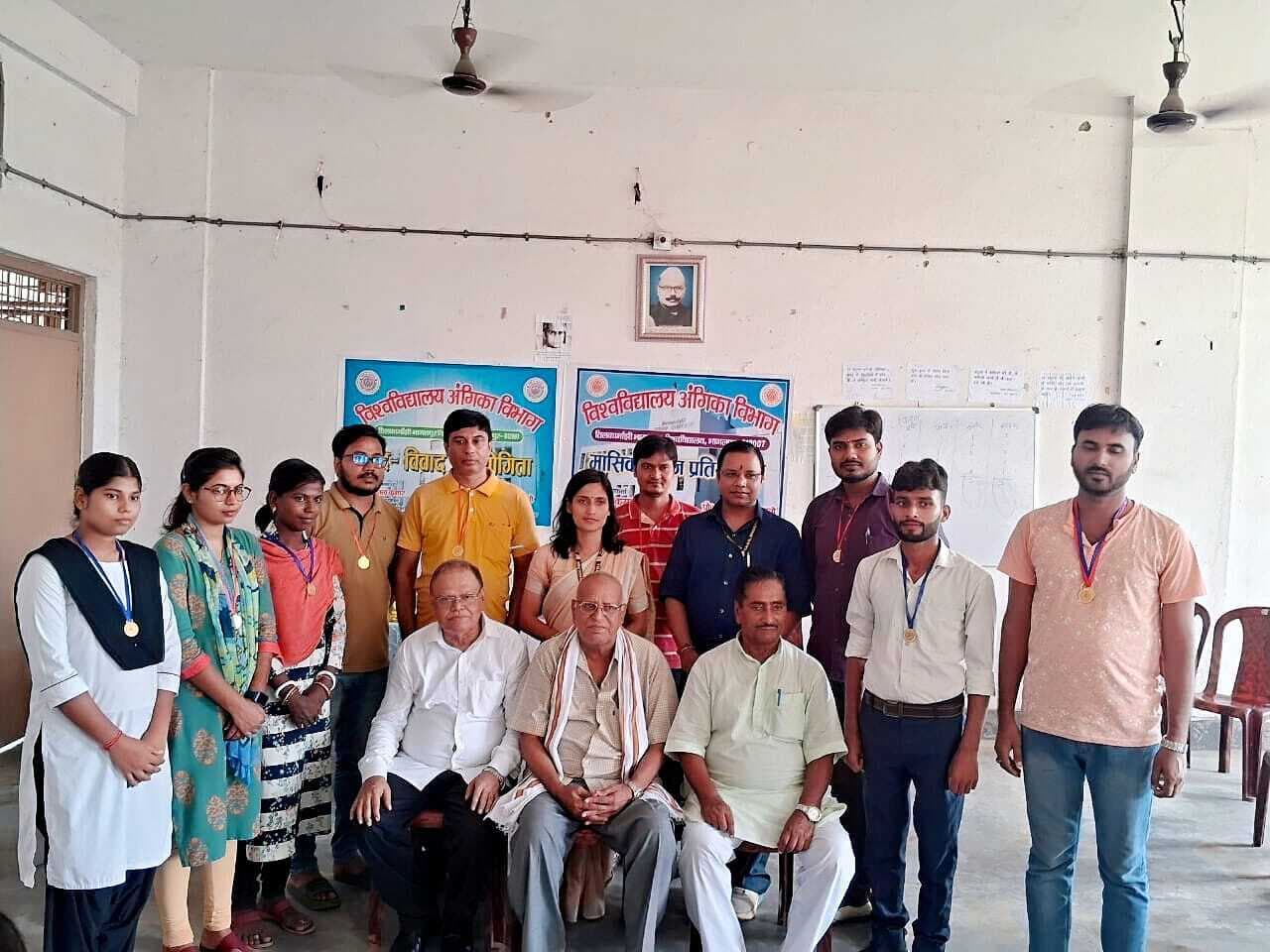 तुलसी मंजरी उपन्यास के पात्रों पर अपना विचार रखा