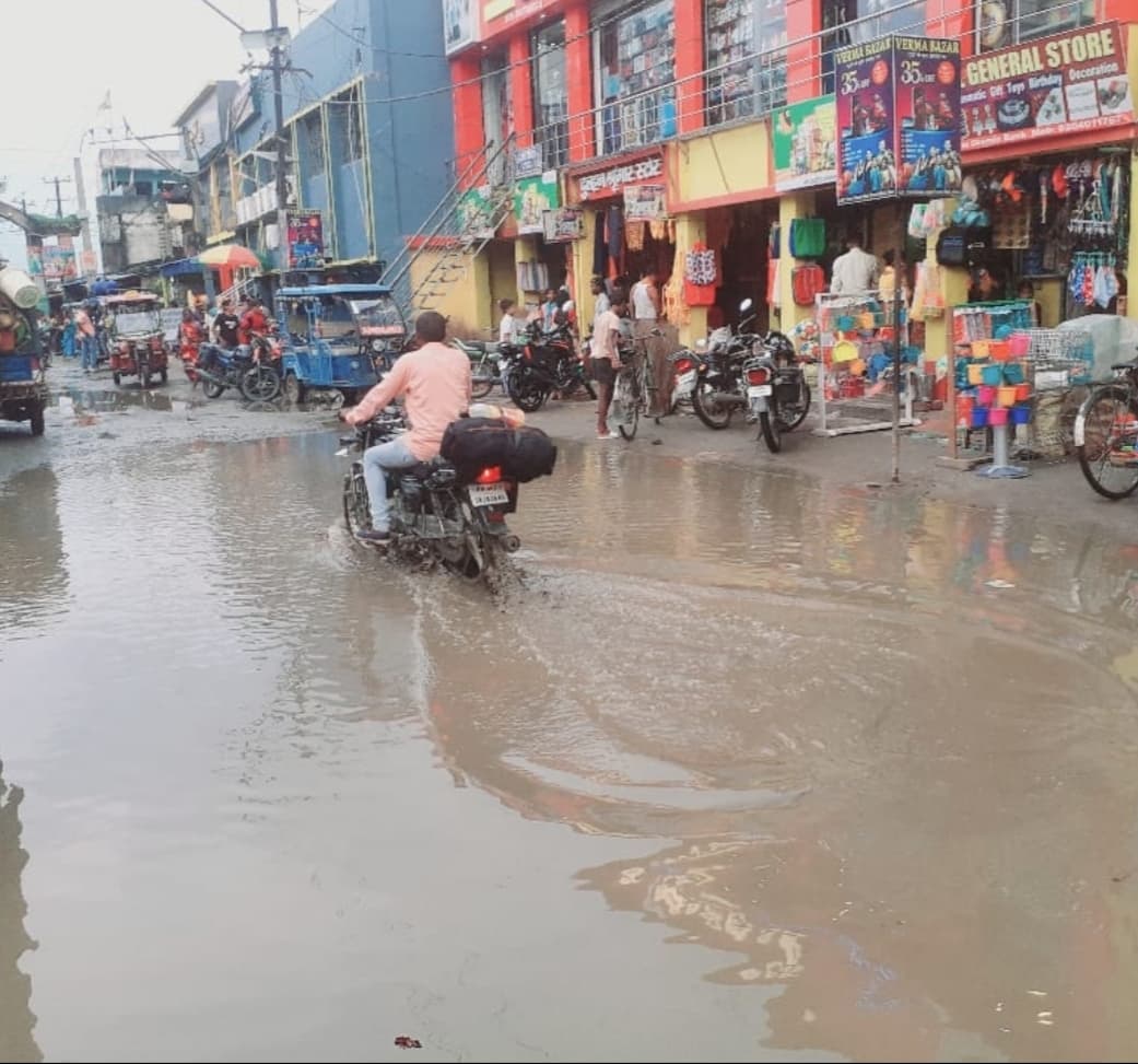 सोनो की मुख्य सड़क पर जलजमाव से बनी तालाब