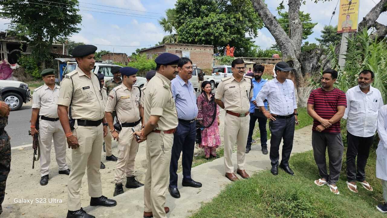 डीएम व एसपी ने यातायात थाना भवन निर्माण के लिए रसीदपुर गांव में स्थल का किया निरीक्षण