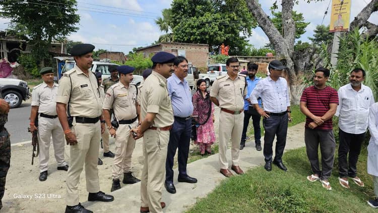 डीएम व एसपी ने यातायात थाना भवन निर्माण के लिए रसीदपुर गांव में स्थल का किया निरीक्षण