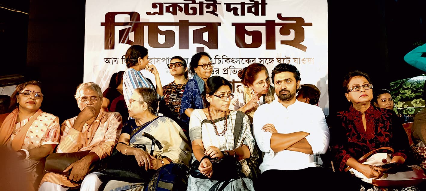 टॉलीवुड के आर्टिस्ट फोरम ने किया प्रदर्शन, एक मंच पर दिखीं भाजपा नेता रूपा गांगुली व तृणमूल सांसद देव