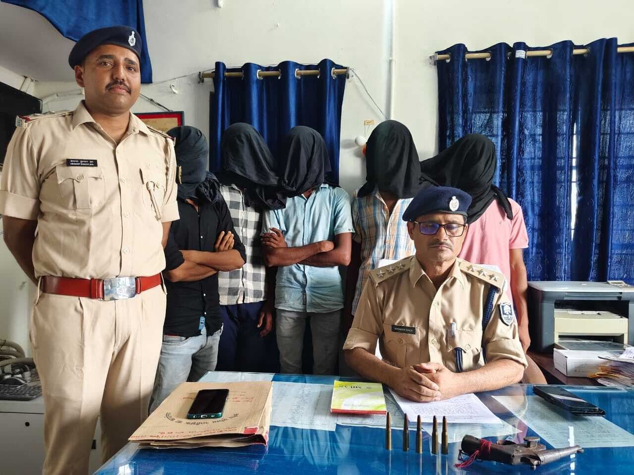 हथियार के साथ पांच बदमाश गिरफ्तार, दो बाइक व चार मोबाइल भी जब्त