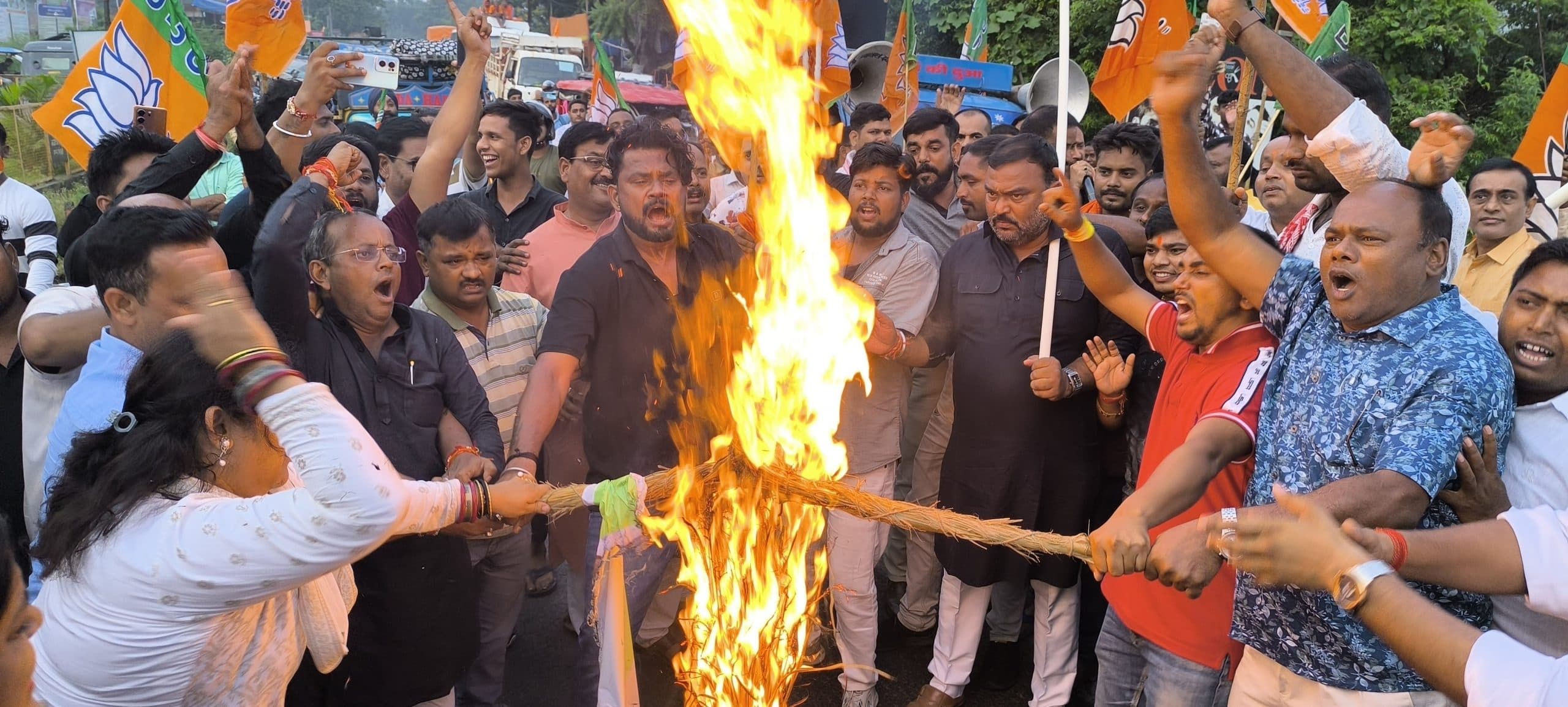 रांची में आक्रोश रैली के दौरान हुई पुलिस कार्रवाई के खिलाफ भाजपाइयों ने सीएम का किया पुतला दहन