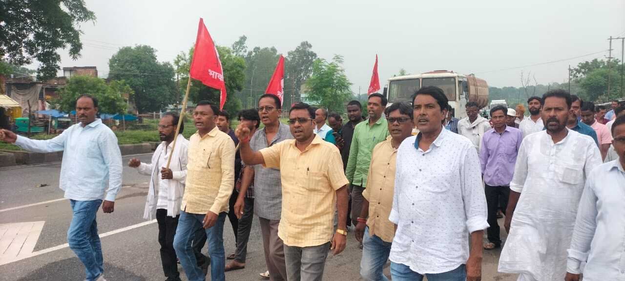 फुटओवर ब्रिज की मांग को ले माले ने निकाला प्रतिवाद मार्च