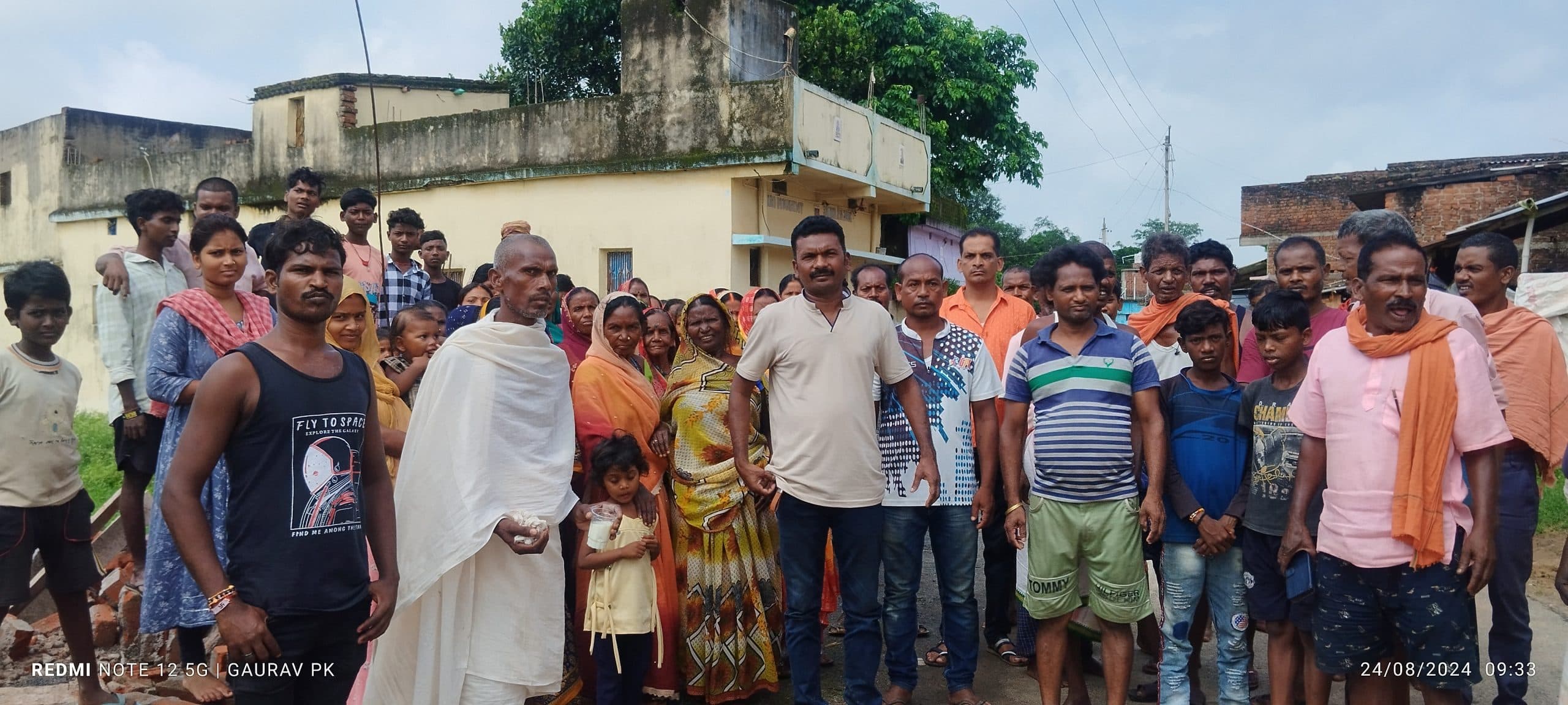 श्मशान घाट रास्ते पर दी गयी दीवार को ग्रामीणों ने तोड़ा