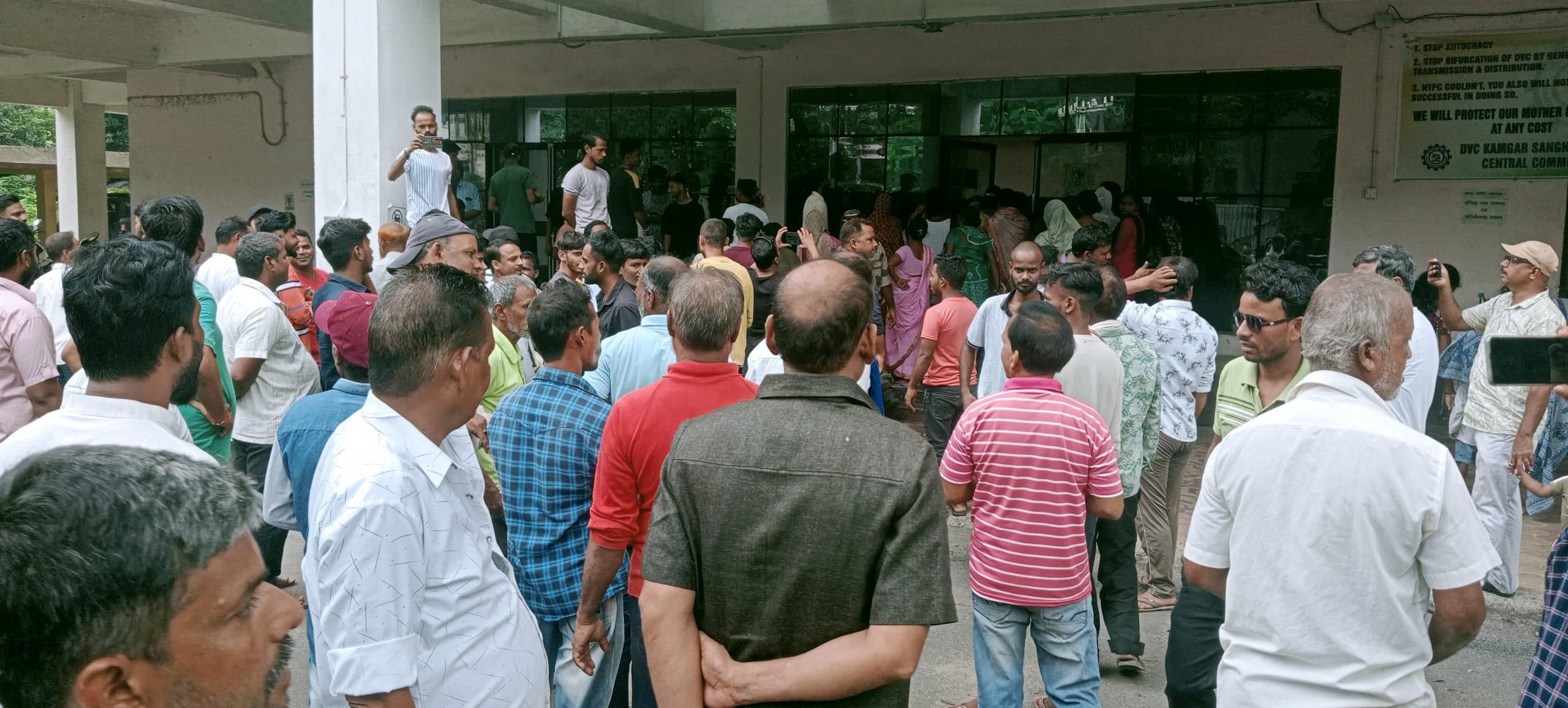 बिजली काटे जाने पर लोगों ने एडीएम बिल्डिंग घेरा