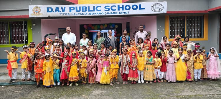 नन्हें-मुन्नों ने राधा-कृष्ण बन कर मन मोहा