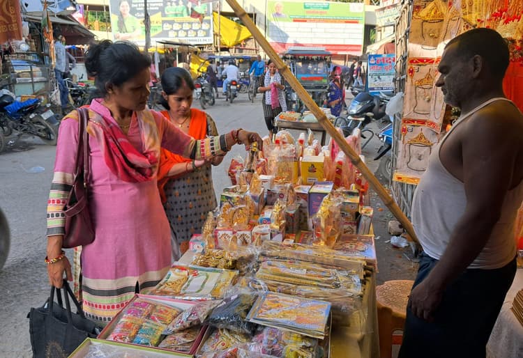 श्रीकृष्ण जन्मोत्सव को लेकर सजा बाजार, खरीदारों की बढ़ी भीड़