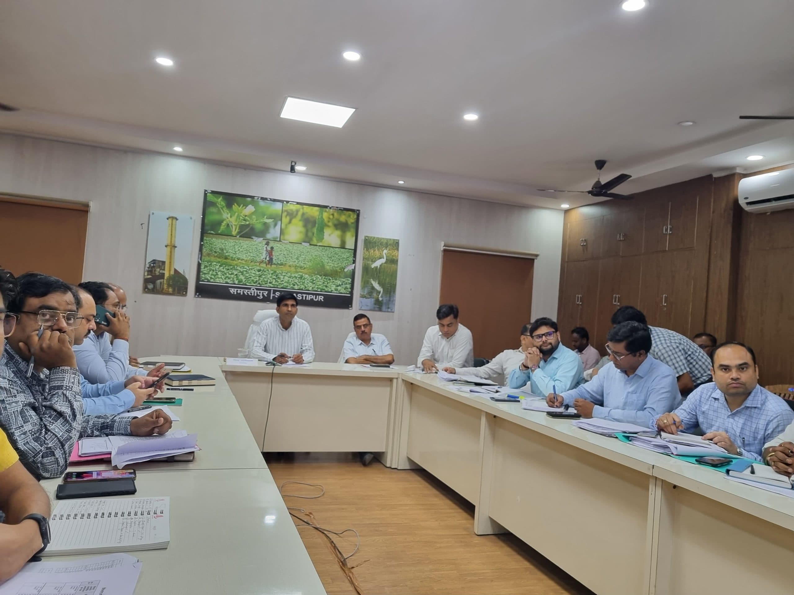 प्रयोजन व परवरिश योजना में आवेदन की संख्या बढ़ायें : डीएम