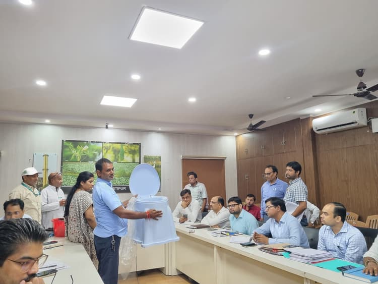 फाइलेरिया रोगियों की मदद करें, उससे भेदभाव न रखें : जिलाधिकारी