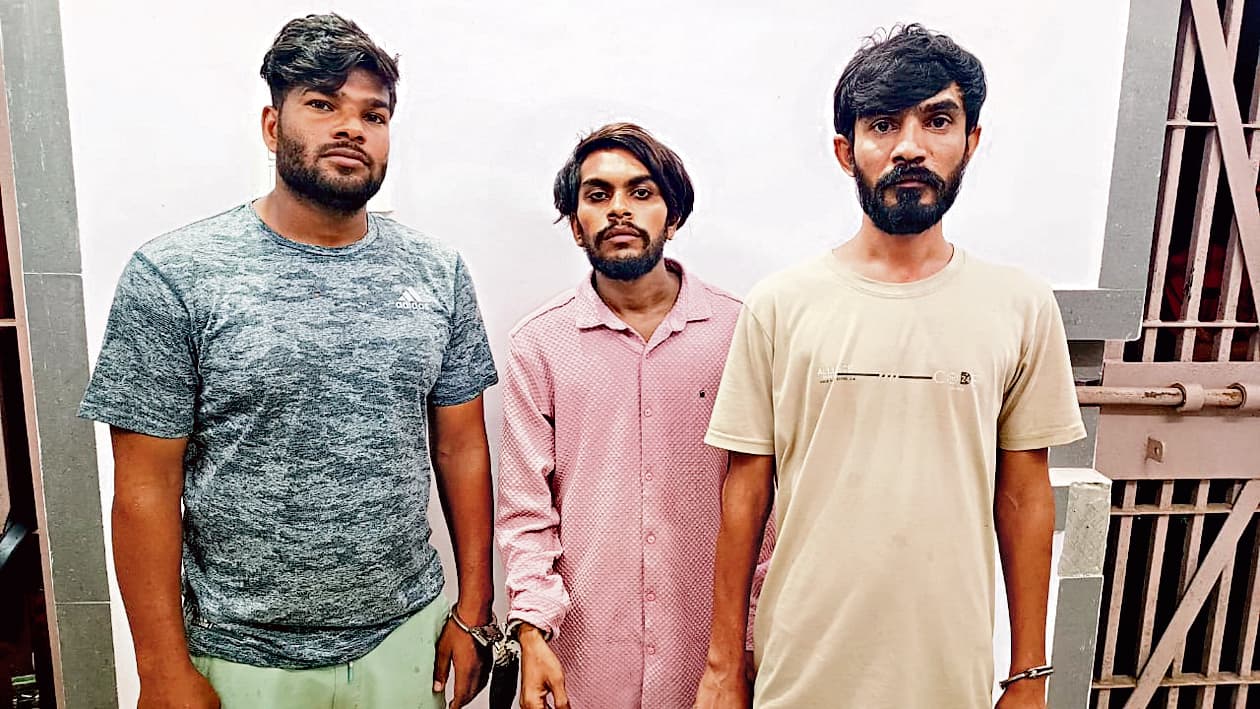 नशे व अड्डाबाजी का विरोध करने पर की फायरिंग, हथियार के साथ तीन युवक गिरफ्तार