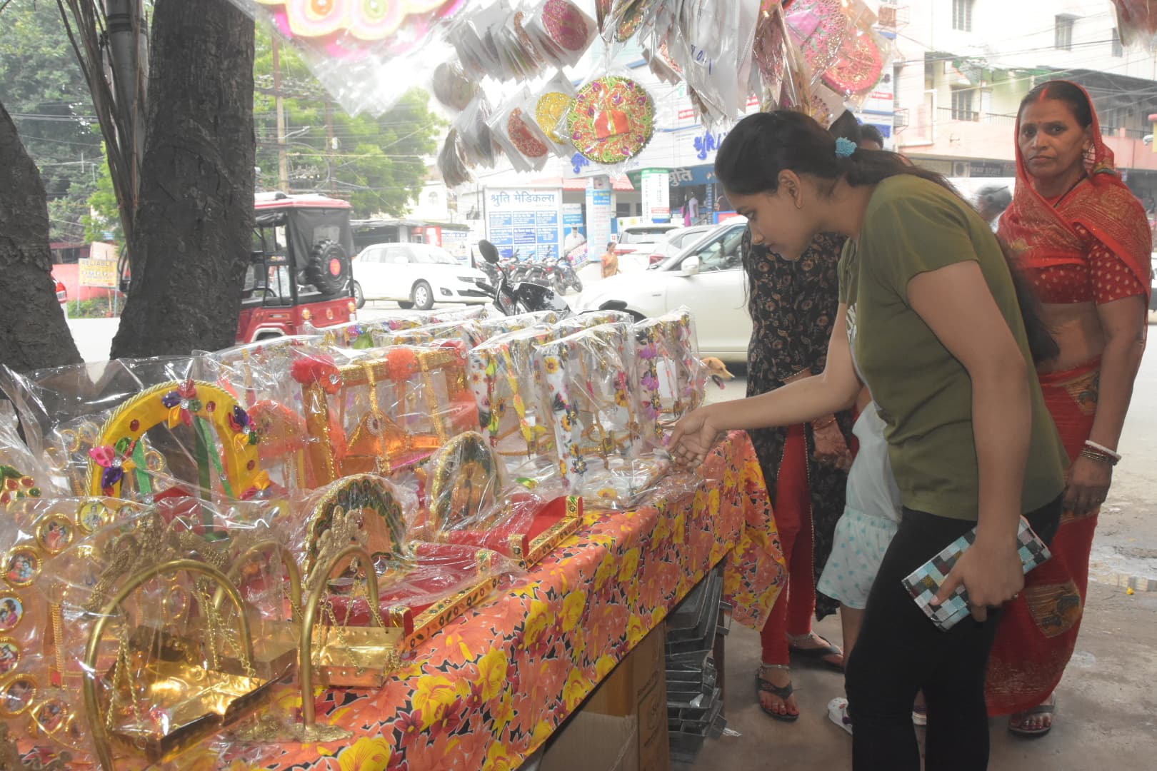 जन्माष्टमी को ले सजा बाजार, हजारों में बिक रहे राधा-कृष्ण की मूर्ति, कपड़े व झूले