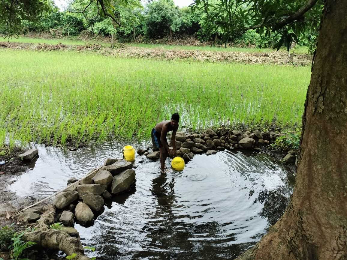 सकला गांव के लोग झरना का पानी पीने को हैं मजबूर, डायरिया से रहते हैं परेशान