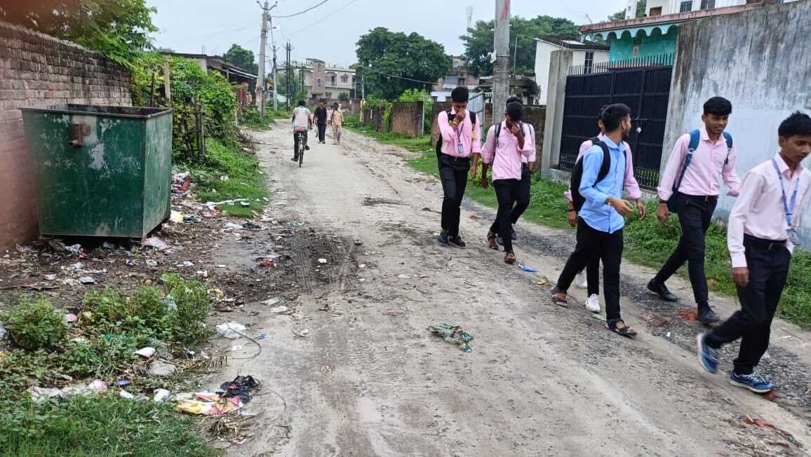 अस्थायी कचरा डंपिंग प्वाइंट पर भिनभिनाती रहती है मक्खियां, सड़ांध से लोग परेशान